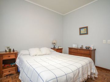 SEMIPISO DE 4 AMB.  C/COCHERA, FRENTE EN BELGRANO