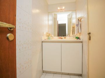 SEMIPISO DE 4 AMB.  C/COCHERA, FRENTE EN BELGRANO
