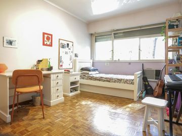 SEMIPISO DE 4 AMB.  C/COCHERA, FRENTE EN BELGRANO