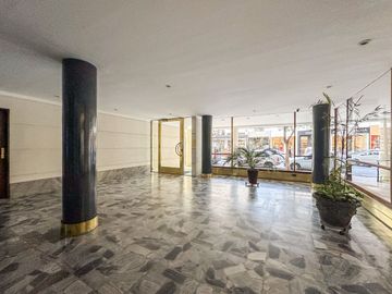 SEMIPISO DE 4 AMB.  C/COCHERA, FRENTE EN BELGRANO