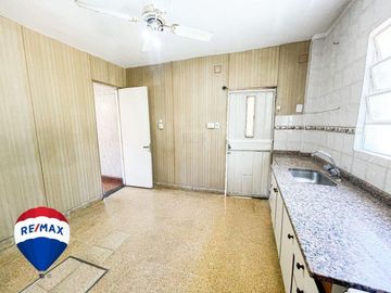 CASA 3 AMBIENTES COCHERA JARDIN SAN JUSTO