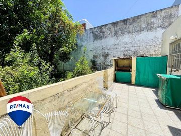 CASA 3 AMBIENTES COCHERA JARDIN SAN JUSTO