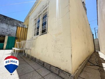 CASA 3 AMBIENTES COCHERA JARDIN SAN JUSTO