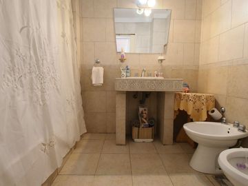 DEPARTAMENTO DE 3 AMBIENTES Y MEDIO VENTA FLORES