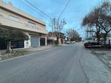LOCAL COMERCIAL CON PATIO EXCELENTE UBICACIÓN