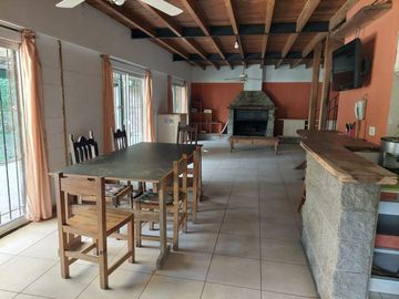 Venta de casa con terreno de 1100m2 en Del Viso