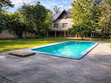 Venta de casa con terreno de 1100m2 en Del Viso