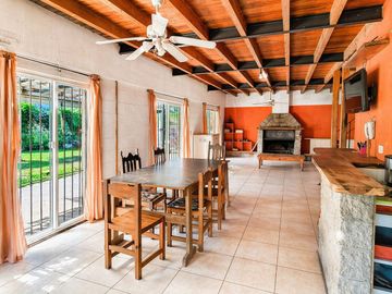 Venta de casa con terreno de 1100m2 en Del Viso