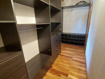 Venta de casa con terreno de 1100m2 en Del Viso