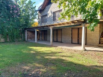 Venta de casa con terreno de 1100m2 en Del Viso