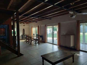 Venta de casa con terreno de 1100m2 en Del Viso