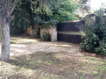 Venta de casa con terreno de 1100m2 en Del Viso