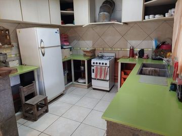 Venta de casa con terreno de 1100m2 en Del Viso