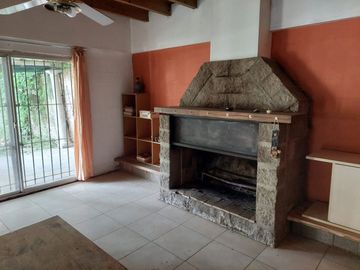 Venta de casa con terreno de 1100m2 en Del Viso