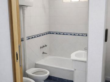 Venta de casa con terreno de 1100m2 en Del Viso