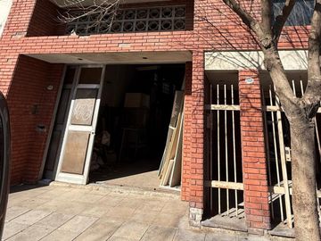 DEPOSITO, GALPON O  TALLER DE 230 M - CONSTITUCION