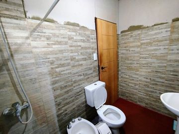 CASA + DEPTO EN VENTA VILLA DE MAYO, MALVINAS ARG.