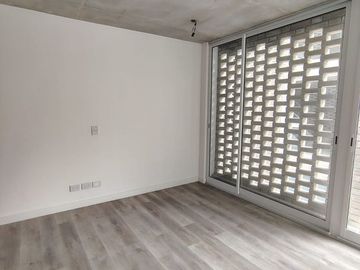 Monoambiente con balcón francés a estrenar