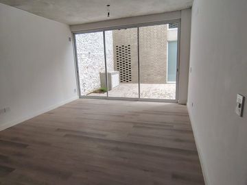 Dpto, 2 ambientes en PB con un amplio patio propio