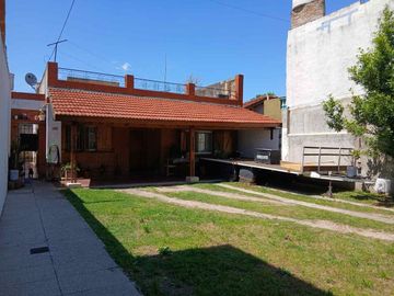 Venta de casa 5 ambientes-Cocheras- Apto crédito