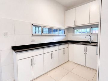 Casa en venta 3 amb con cochera PB Olivos