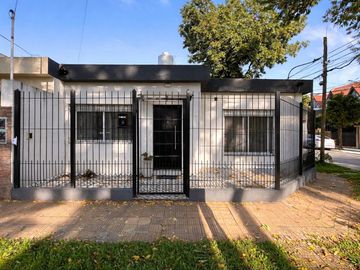 Casa en venta 3 amb con cochera PB Olivos