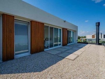 CASA A LA LAGUNA EN COSTAS - PUERTOS DEL LAGO