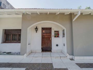 Venta Casa 4 ambientes, Olivos c/ pileta y cochera
