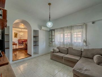 Venta Casa 4 ambientes, Olivos c/ pileta y cochera
