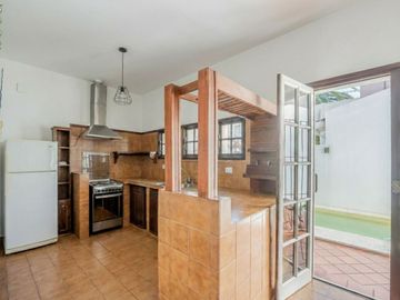 Venta Casa 4 ambientes, Olivos c/ pileta y cochera