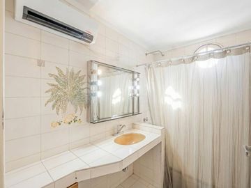 Venta Casa 4 ambientes, Olivos c/ pileta y cochera