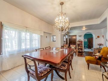 Venta Casa 4 ambientes, Olivos c/ pileta y cochera