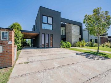 VENTA DE CASA EN COSTAS - PUERTOS DEL LAGO