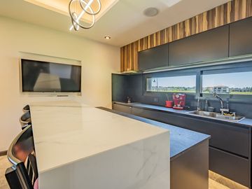 VENTA DE LUJOSA CASA AL RIO EN EL NAUDIR