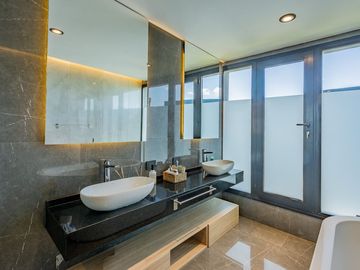 VENTA DE LUJOSA CASA AL RIO EN EL NAUDIR