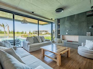 VENTA DE LUJOSA CASA AL RIO EN EL NAUDIR