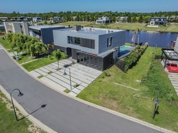VENTA DE LUJOSA CASA AL RIO EN EL NAUDIR