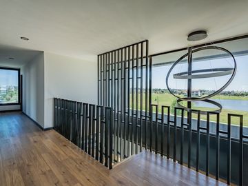VENTA DE LUJOSA CASA AL RIO EN EL NAUDIR