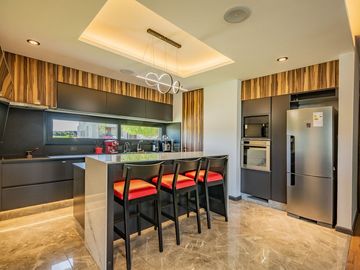 VENTA DE LUJOSA CASA AL RIO EN EL NAUDIR