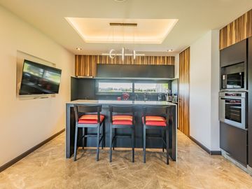 VENTA DE LUJOSA CASA AL RIO EN EL NAUDIR