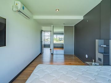 VENTA DE LUJOSA CASA AL RIO EN EL NAUDIR
