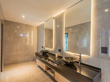 VENTA DE LUJOSA CASA AL RIO EN EL NAUDIR