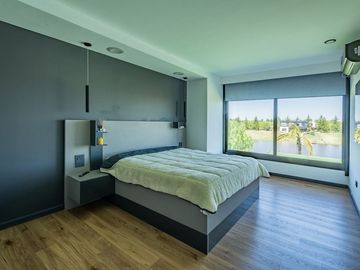 VENTA DE LUJOSA CASA AL RIO EN EL NAUDIR