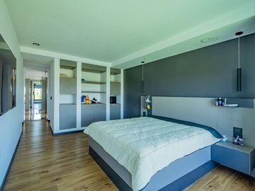 VENTA DE LUJOSA CASA AL RIO EN EL NAUDIR