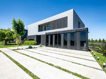 VENTA DE LUJOSA CASA AL RIO EN EL NAUDIR