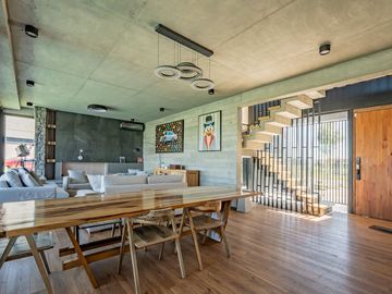 VENTA DE LUJOSA CASA AL RIO EN EL NAUDIR