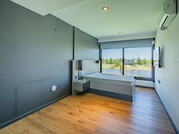 VENTA DE LUJOSA CASA AL RIO EN EL NAUDIR