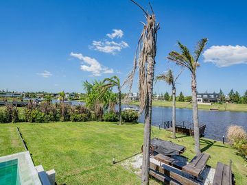 VENTA DE LUJOSA CASA AL RIO EN EL NAUDIR