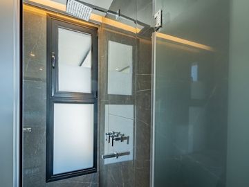 VENTA DE LUJOSA CASA AL RIO EN EL NAUDIR