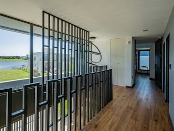 VENTA DE LUJOSA CASA AL RIO EN EL NAUDIR